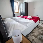 Konukevi Benesova 6 4*